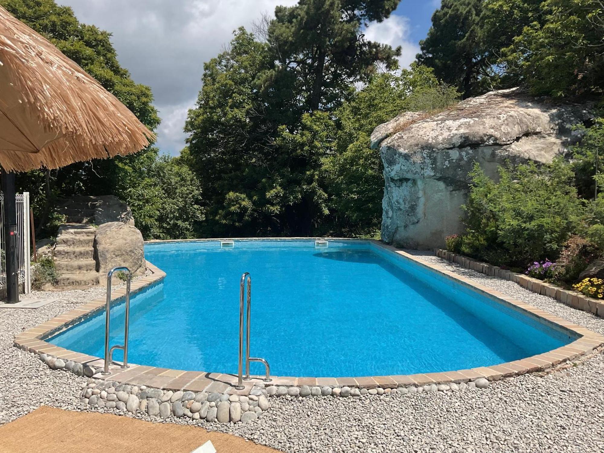 Domaine Le Rocher D Argent Avec Piscine Exterieur ,jacuzzi Interieur Et Salle De Jeux * Berre-les-Alpes